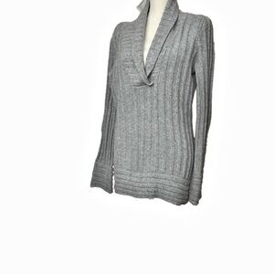 Cotton & wool makes for Versatility and style GAP v neck sweater size large